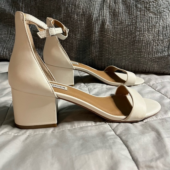 Steve Madden white leather block heel sandals. Size 8.5, good condition! :-) - Picture 4 of 8